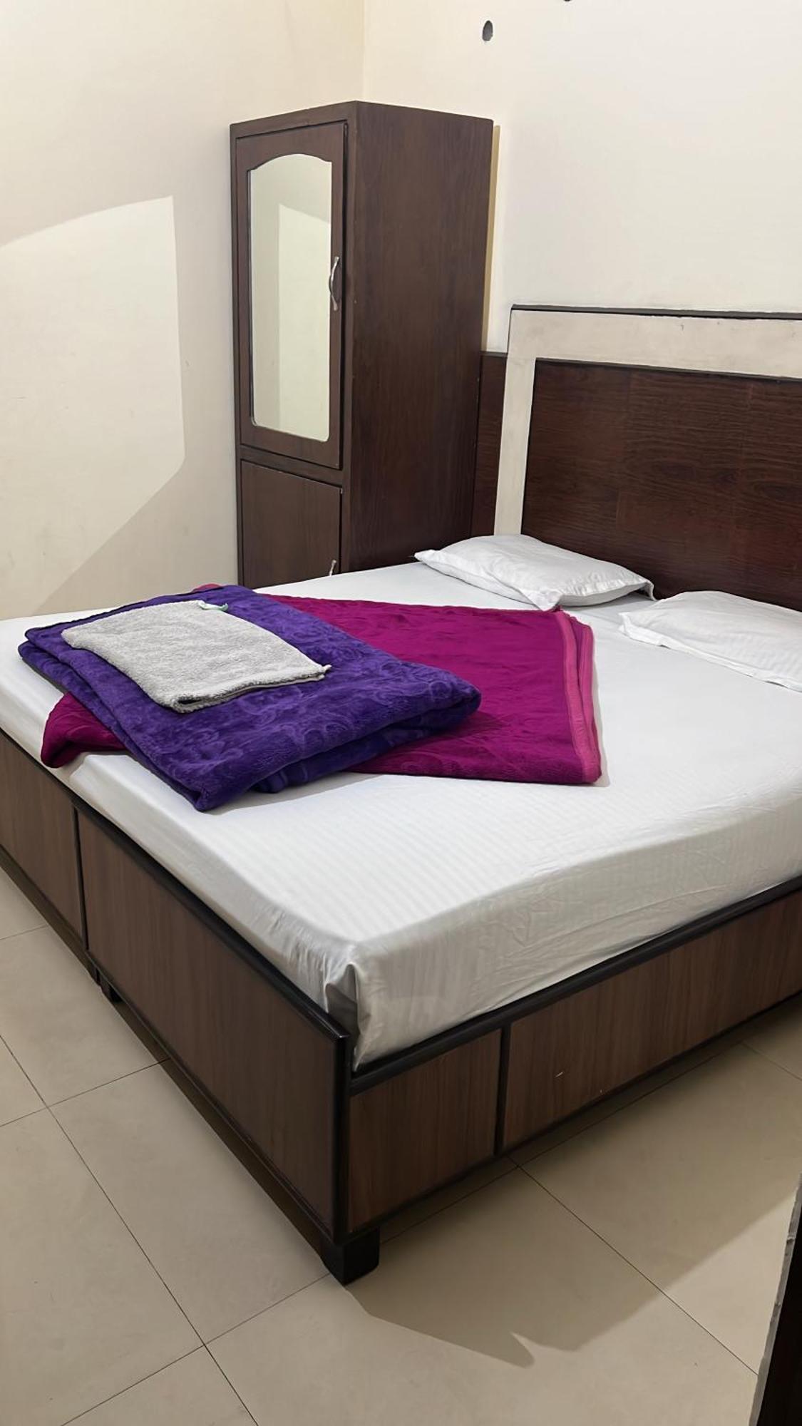 Raja Guest House -- Jalandhar Railway Station -- For Family, Couples, Travellers Esterno foto