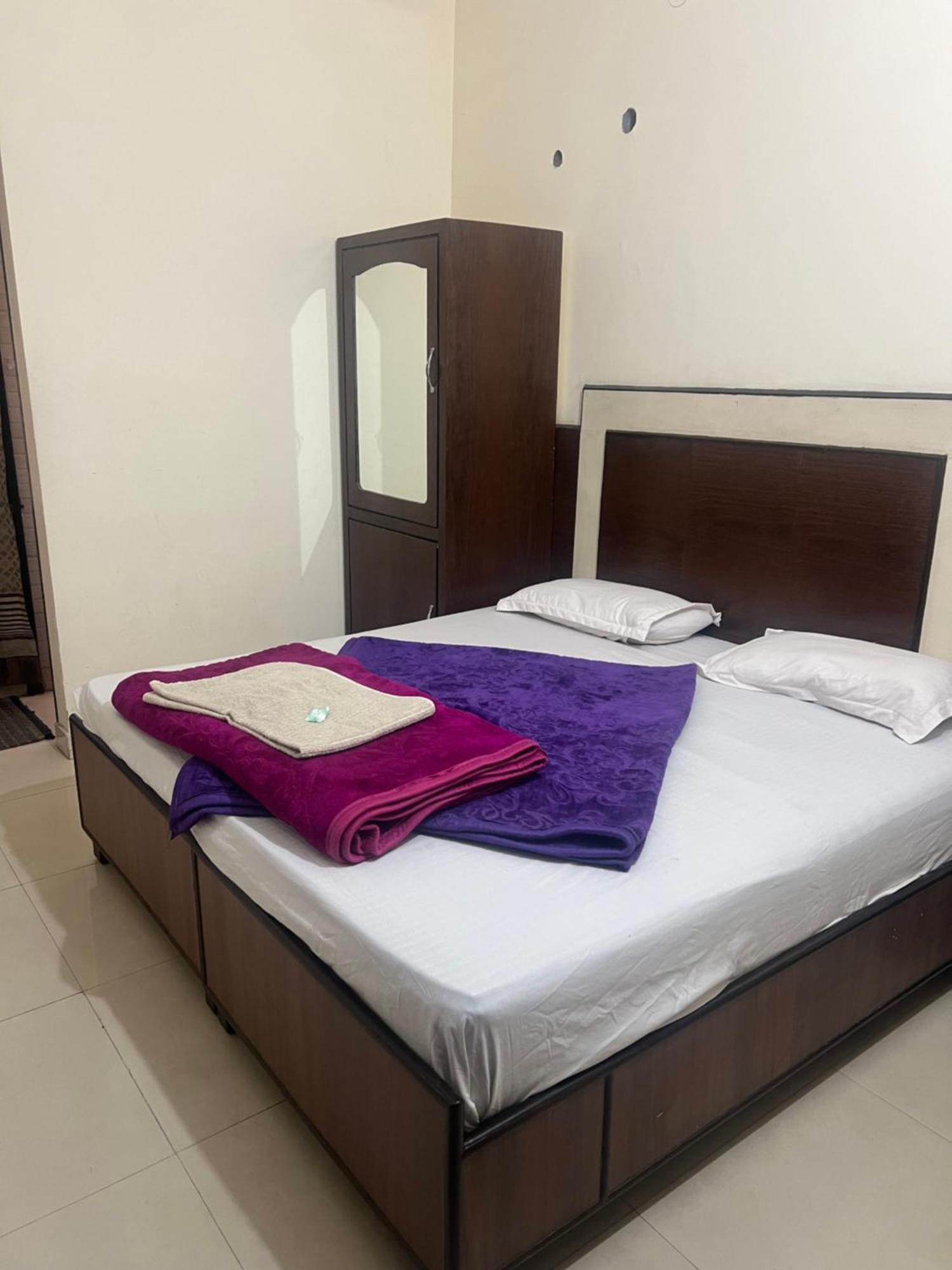 Raja Guest House -- Jalandhar Railway Station -- For Family, Couples, Travellers Esterno foto